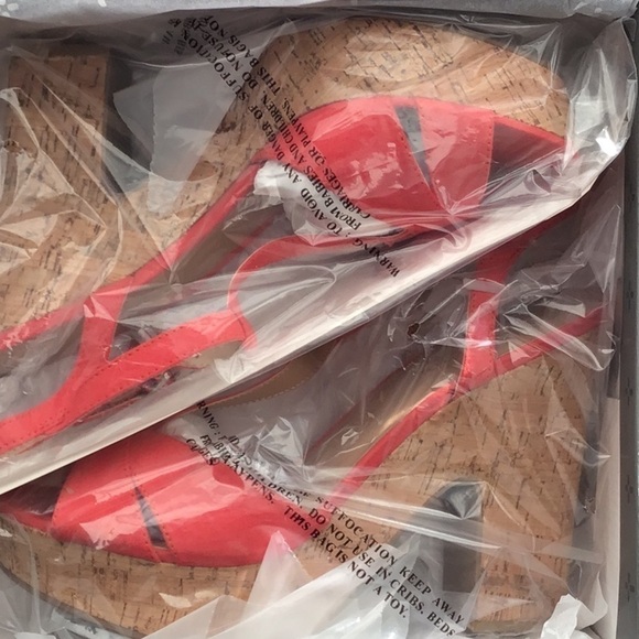 Sun + Stone T strap sandal, NWT - Picture 3 of 3